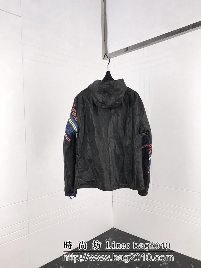 FENDI芬迪 系列款 19ss春季斜杠印花 定制科技折痕面料 男款風衣外套 ydi2499